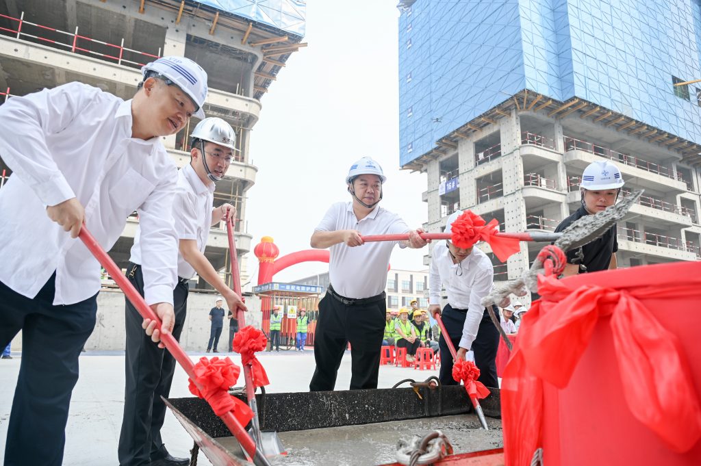 喜封金顶·再筑新篇 春江观澜西苑项目首栋楼主体封顶