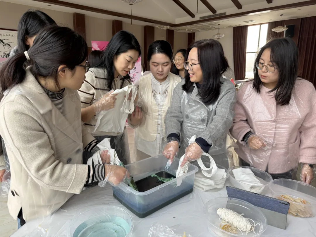 “非遗扎染 光影天河”2025年妇女节主题活动